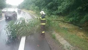 Búrky na území Slovenska zalarmovali hasičov. Počasie skomplikovalo aj dopravu